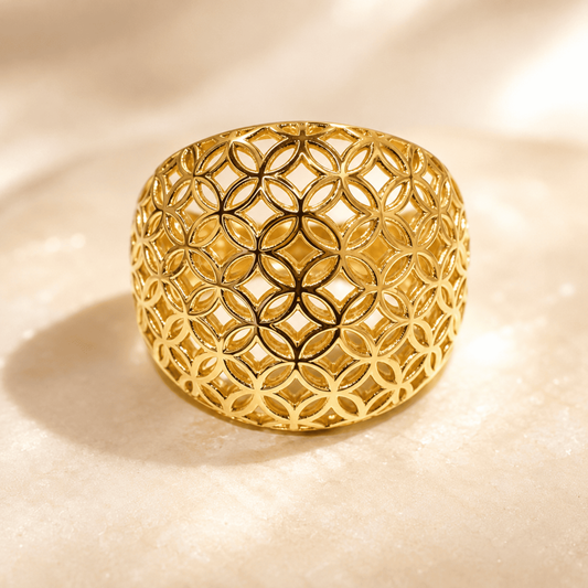 Anillo mujer calado geométrico bañado en oro ajustable.
