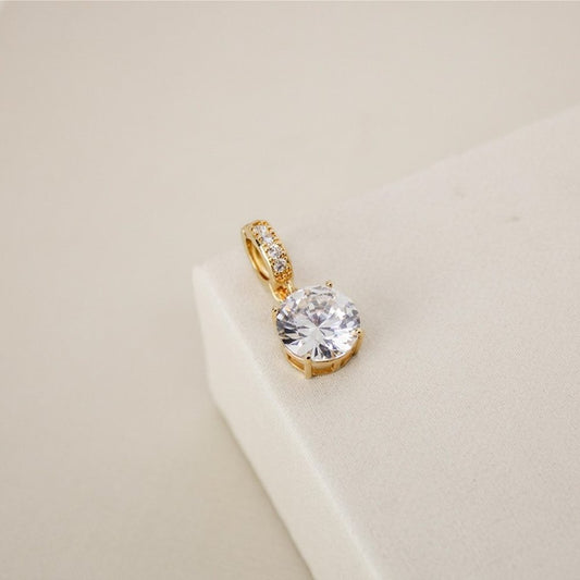 Colgante bañado en oro con cristal en bruto de 12 mm e incrustaciones de cristal