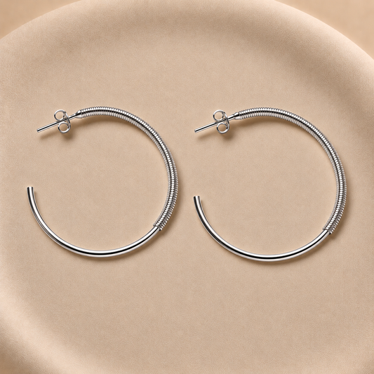 Argollas tejido y liso bañadas en plata 4 cm