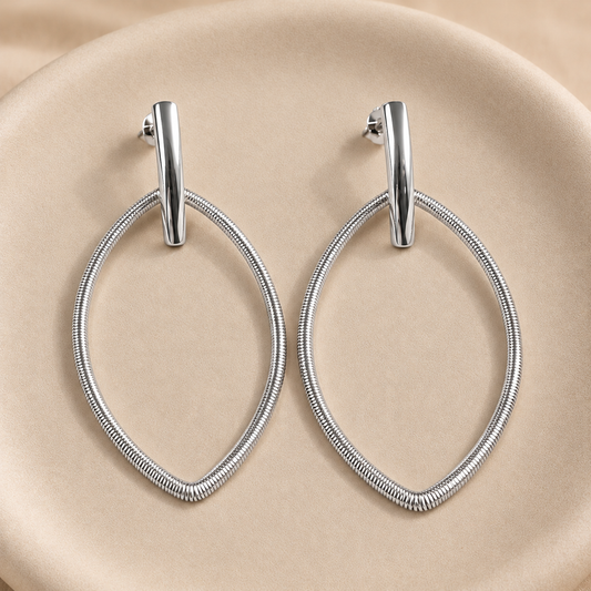 Aros largos hoja tejida bañados en plata 6,5 cm