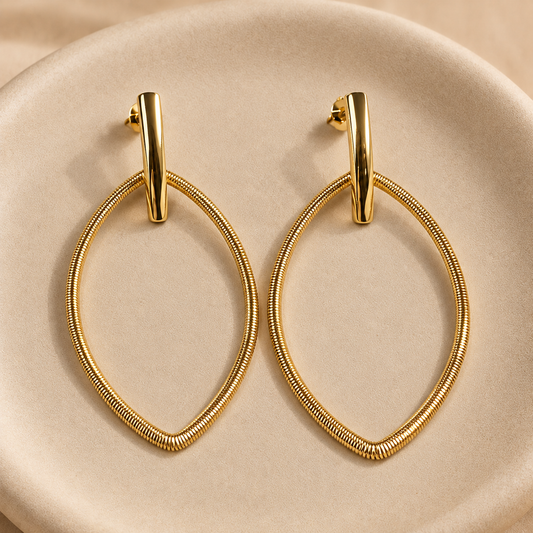 Aros largos hoja tejida bañados en oro 18k 6,5 cm