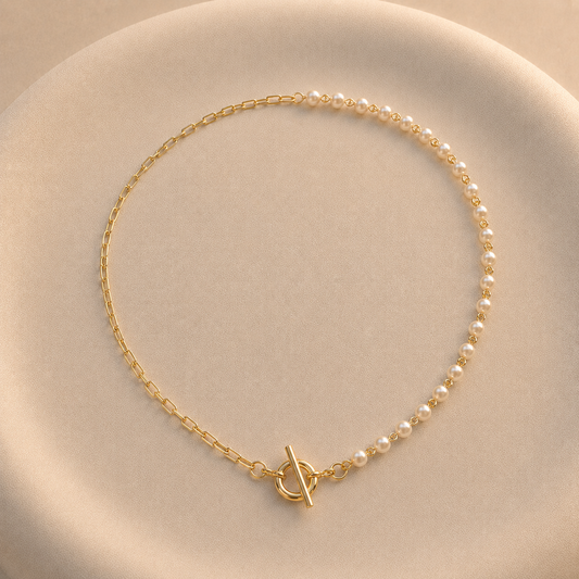 Collar Asimétrico con Perlas Bañado en Oro  con Cierre Marinero