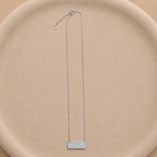 Collar TÁ TCHAU bañado en plata con dije rectangular de 52 cm