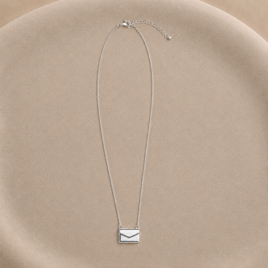 Collar con relicario carta bañado en plata ajustable 46–51 cm