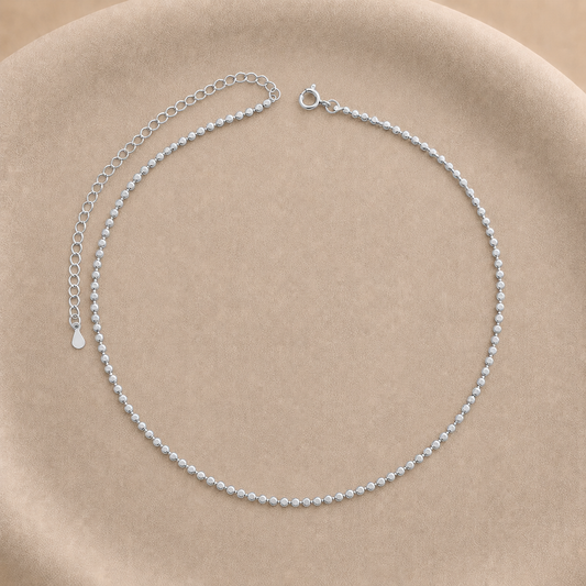 Collar de círculos prensados 2 mm bañado en plata ajustable 34–46 cm