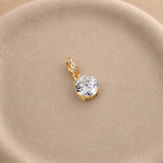 Colgante bañado en oro con cristal en bruto de 12 mm e incrustaciones de cristal