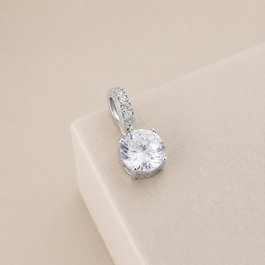 Colgante bañado en plata con cristal en bruto de 12 mm e incrustaciones de cristal