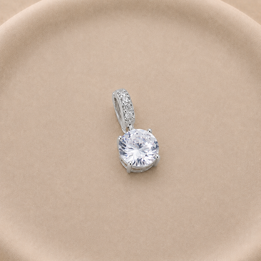 Colgante bañado en plata con cristal en bruto de 12 mm e incrustaciones de cristal