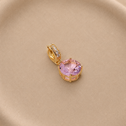 Colgante dije bañado en oro con cristal rosado de 12 mm e incrustaciones de cristal