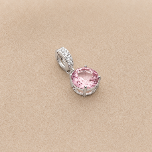 Colgante dije bañado en plata con cristal rosado de 12 mm e incrustaciones de cristal