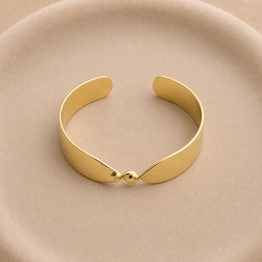 Pulsera rígida de chapa bañada en oro 12 mm con detalle retorcido