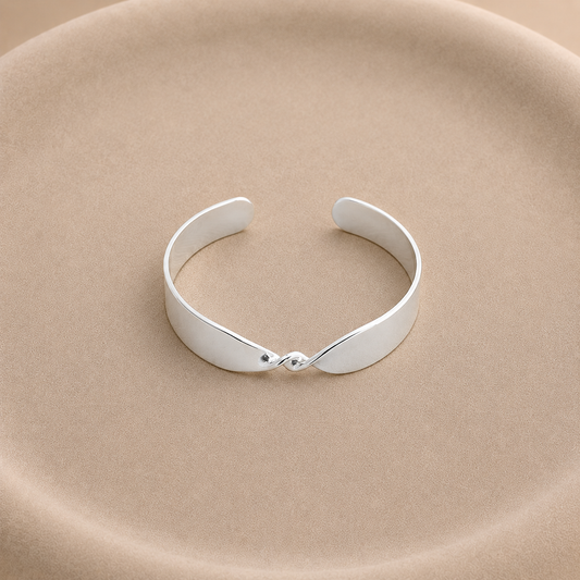 Pulsera rígida de chapa bañada en plata 12 mm con detalle retorcido
