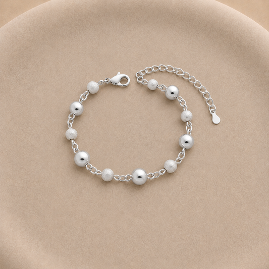 Pulsera con esferas lisas 8 mm y esferas texturizadas 6 mm bañada en plata