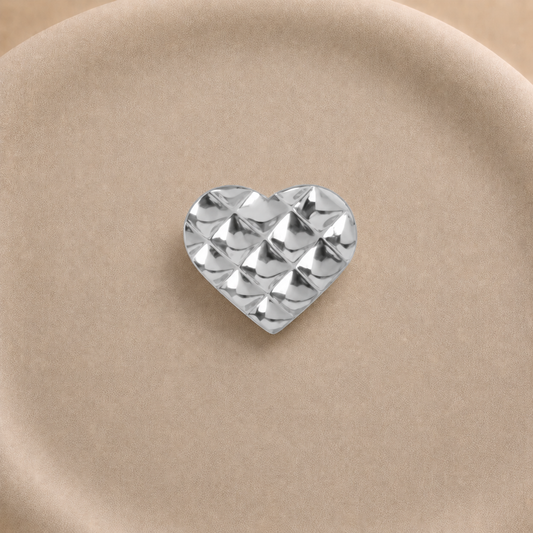 Aros corazón texturizado bañados en plata 3 x 3,5 cm
