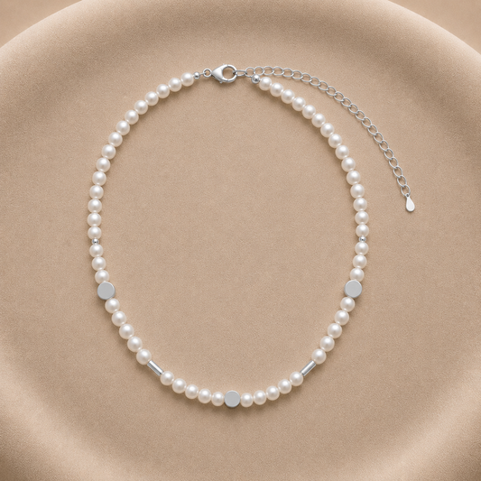 Collar de perlas 5 mm con detalles tubulares bañados en plata ajustable 36–46 cm
