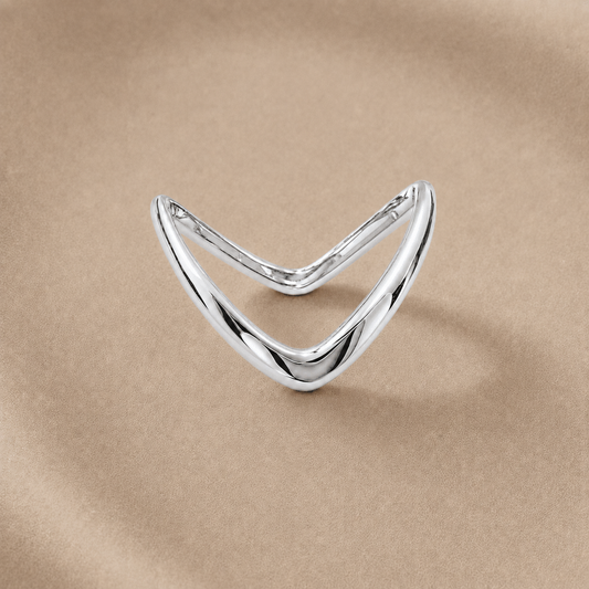 Anillo V Minimalista Bañado en Plata