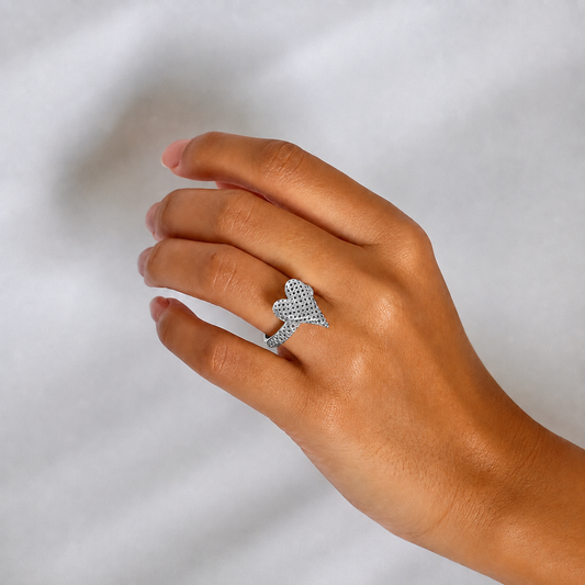 Anillo Oxitocina corazón texturizado bañado en plata