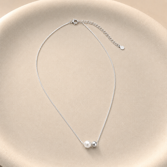 Collar Perla y Esfera Bañado en Plata Ajustable 46–51 cm