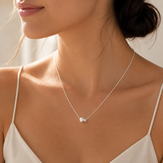 Collar Perla y Esfera Bañado en Plata Ajustable 46–51 cm