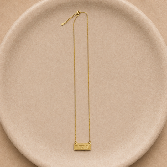 TÁ TCHAU” bañado en oro con dije rectangular 52 cm