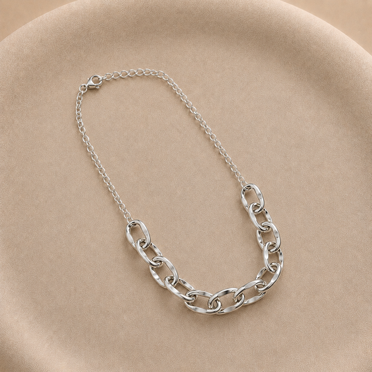Collar de cadena gruesa al medio con baño de plata
