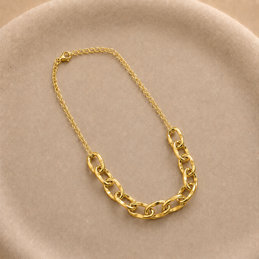 Collar de cadena gruesa al medio con baño de oro