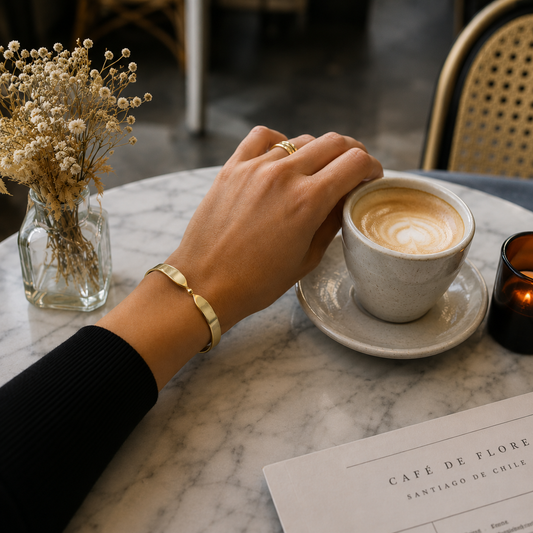 Pulsera rígida de chapa bañada en oro 12 mm con detalle retorcido