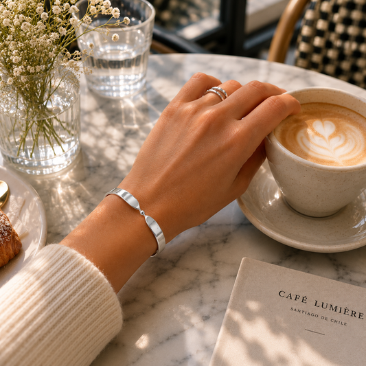 Pulsera rígida de chapa bañada en plata 12 mm con detalle retorcido