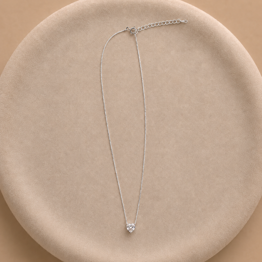 Collar corazón con circón de 6 mm bañado en plata ajustable 45–51 cm