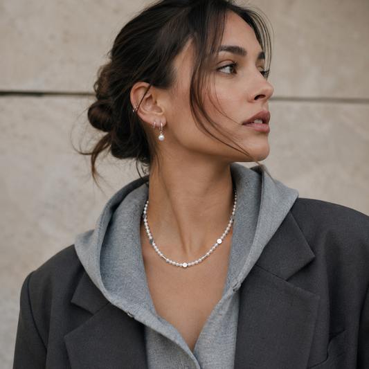 Collar de perlas 5 mm con detalles tubulares bañados en plata ajustable 36–46 cm