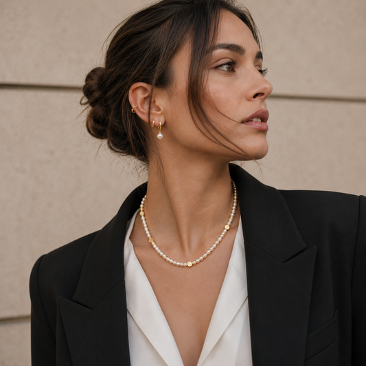 Collar de perlas 5 mm con detalles tubulares bañado en oro ajustable 36–46 cm
