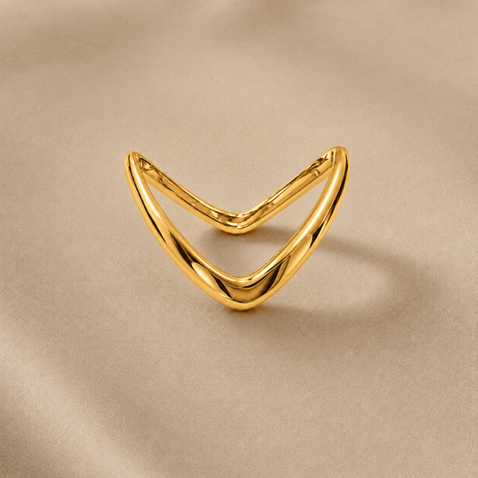 Anillo V Minimalista Bañado en Oro