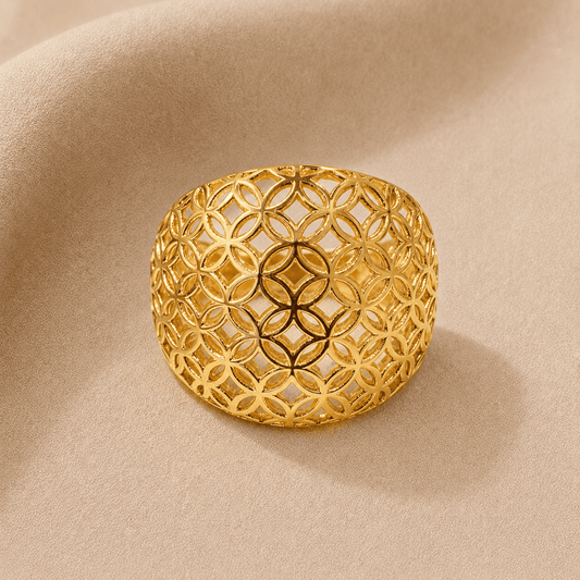 Anillo mujer calado geométrico bañado en oro ajustable.