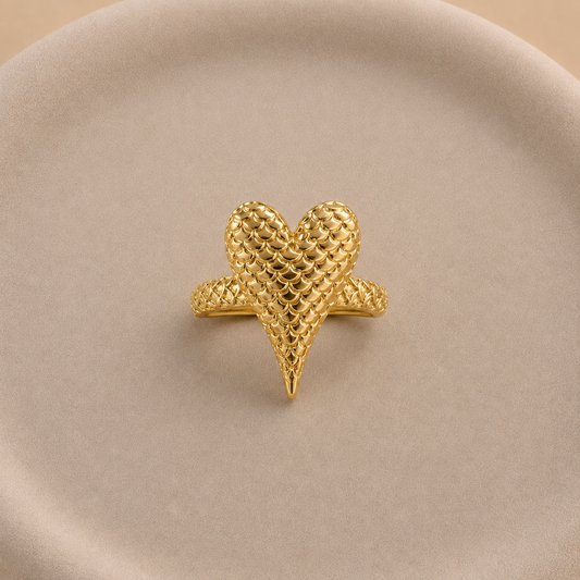 Anillo Oxitocina corazón texturizado bañado en oro