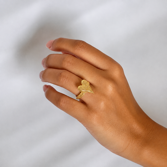 Anillo Oxitocina corazón texturizado bañado en oro