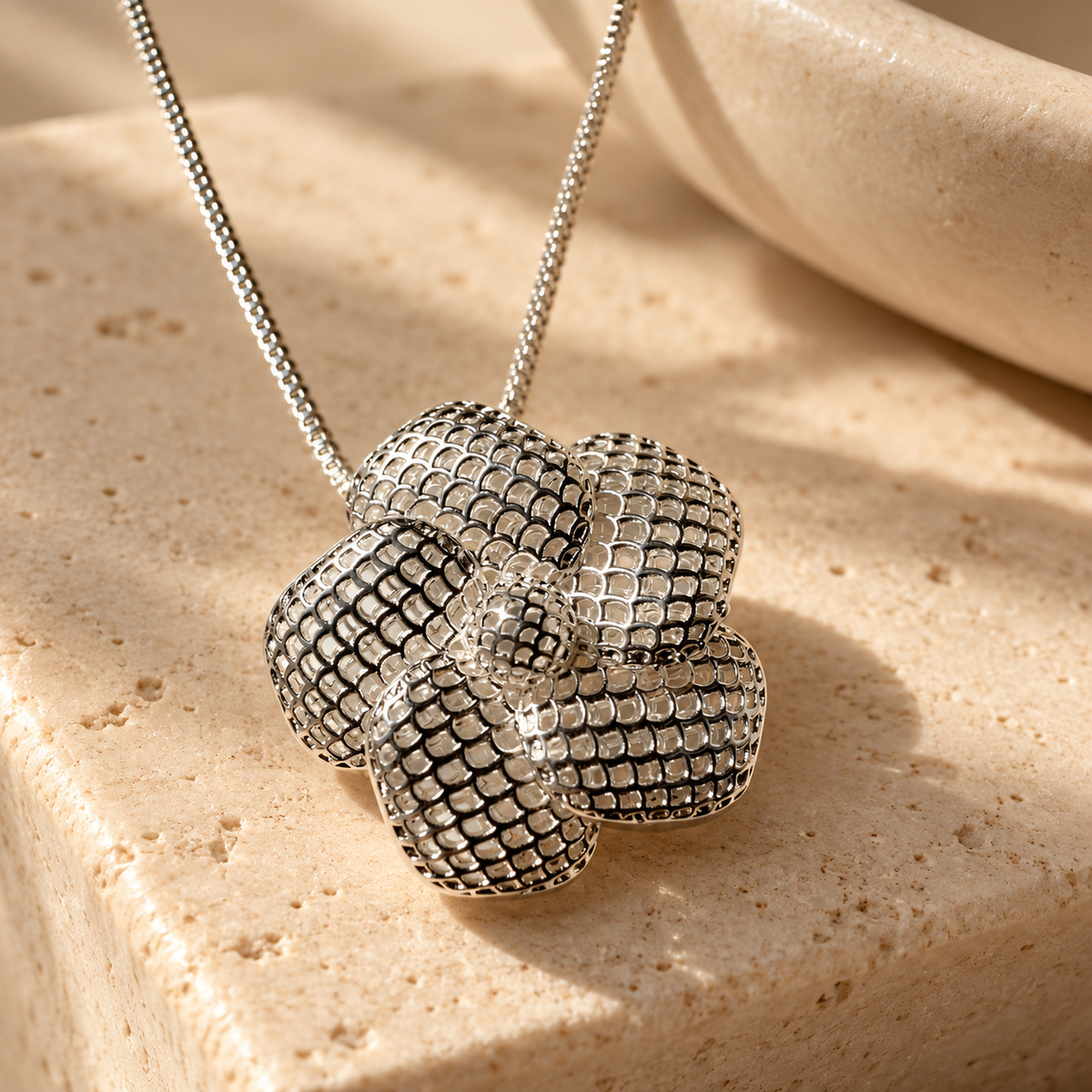 Conjunto collar y aros flor tejida bañado en plata – Dopamina Studio (vista 3)