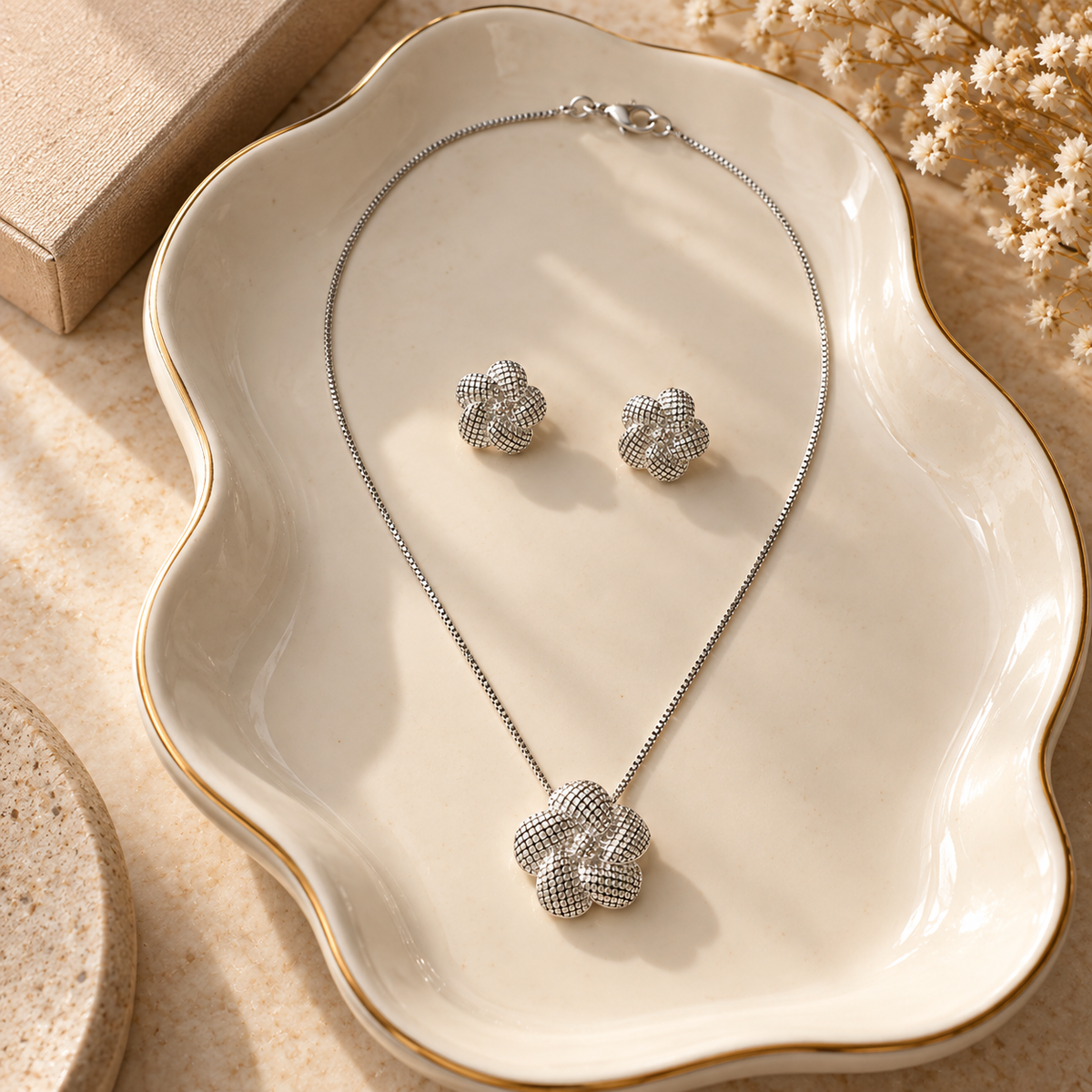 Conjunto collar y aros flor tejida bañado en plata – Dopamina Studio