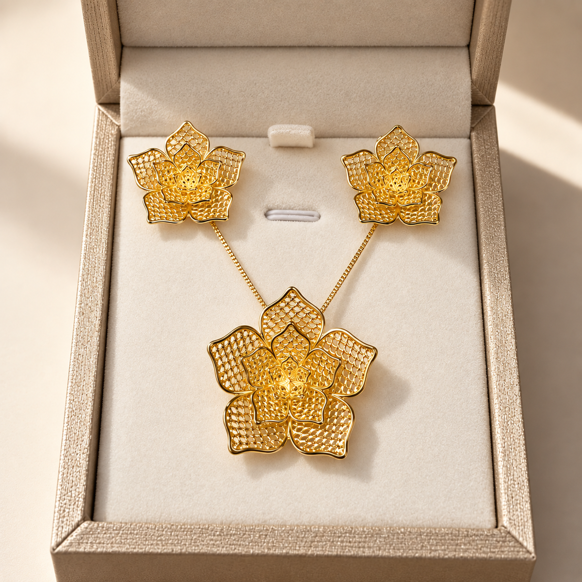 Conjunto collar y aros flor grande bañado en oro 3 cm – Dopamina Studio (vista 2)