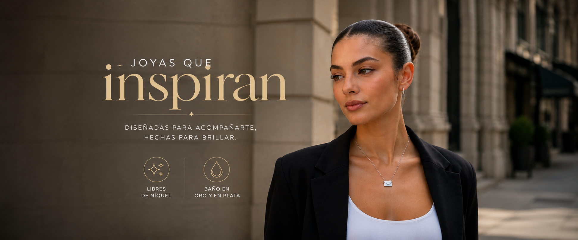 mujer con collar relicario. joyas libres de níquel, con baño en oro y plata