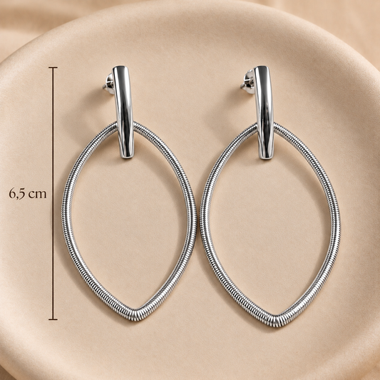 Aros largos hoja tejida bañados en plata 6,5 cm