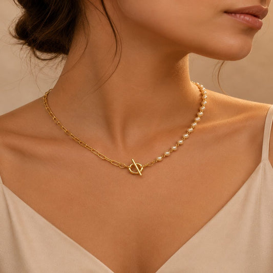 Collar Asimétrico con Perlas Bañado en Oro  con Cierre Marinero