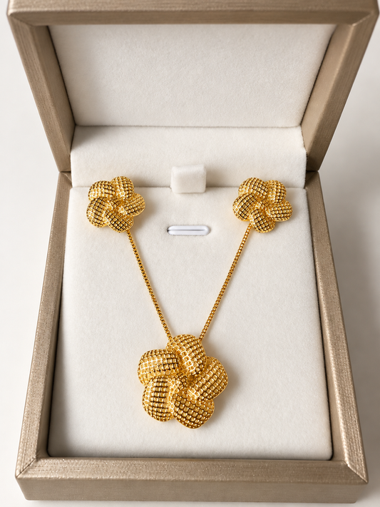 Conjunto collar y aros flor bañado en oro con cadena desmontable – Dopamina Studio (vista 2)